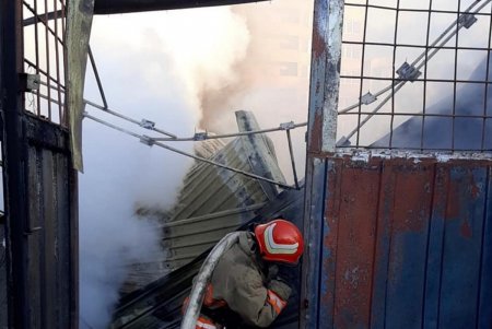 В Черноморске пожар в гараже успели ликвидировать до того, как огонь перекинулся на ближайшие здания (фото)