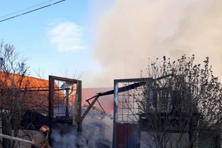 В Черноморске пожар в гараже успели ликвидировать до того, как огонь перекинулся на ближайшие здания (фото)