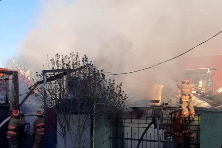 В Черноморске пожар в гараже успели ликвидировать до того, как огонь перекинулся на ближайшие здания (фото)