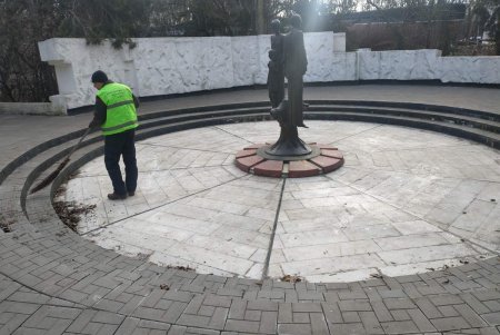 Коммунальщики очистили памятник и бюветы в Киевском районе (фото)