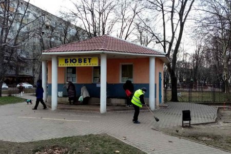 Коммунальщики очистили памятник и бюветы в Киевском районе (фото)