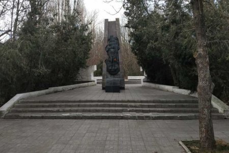 Коммунальщики очистили памятник и бюветы в Киевском районе (фото)
