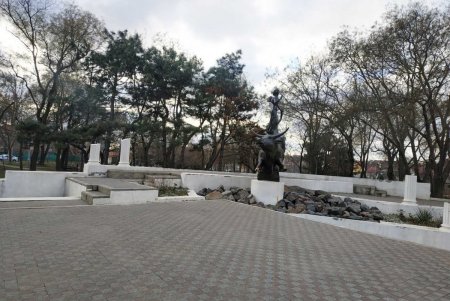 Коммунальщики очистили памятник и бюветы в Киевском районе (фото)