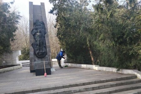 Коммунальщики очистили памятник и бюветы в Киевском районе (фото)