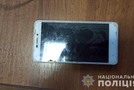 На Привозной рецидивистка украла смартфон у пожилой женщины, передвигавшейся на костылях (фото, видео)