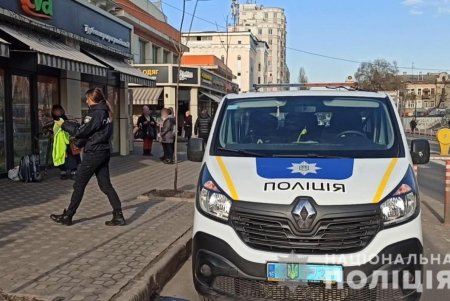 На Привозной рецидивистка украла смартфон у пожилой женщины, передвигавшейся на костылях (фото, видео)