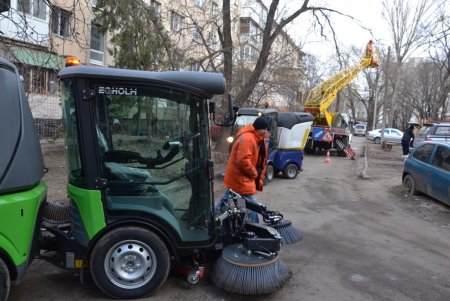 Уборка одесских дворов и межквартальных проездов начнет проводиться в новом комплексном формате (фото, видео)