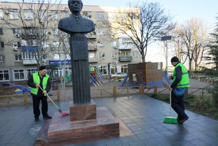 Коммунальщики проводят регулярную очистку памятников и бюветов, отслеживая качество воды в них (фото)