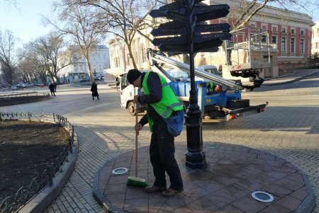 Коммунальщики проводят регулярную очистку памятников и бюветов, отслеживая качество воды в них (фото)