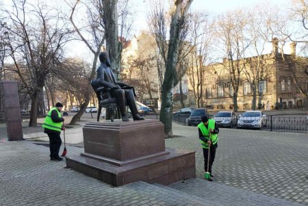 Коммунальщики проводят регулярную очистку памятников и бюветов, отслеживая качество воды в них (фото)