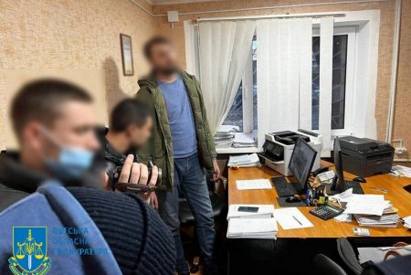 В Одессе за получение взятки в 500 долларов задержали сотрудника государственной исполнительной службы (фото)