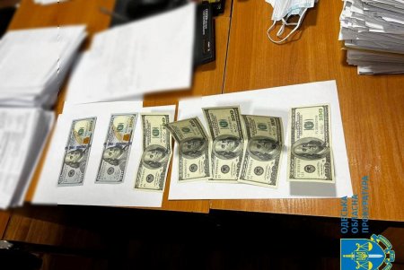 В Одессе за получение взятки в 500 долларов задержали сотрудника государственной исполнительной службы (фото)