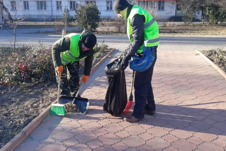 Коммунальщики очистили памятники и бюветы в Малиновском районе (фото)