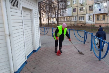 Коммунальщики очистили памятники и бюветы в Малиновском районе (фото)