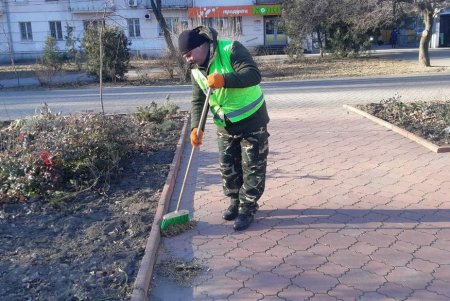 Коммунальщики очистили памятники и бюветы в Малиновском районе (фото)