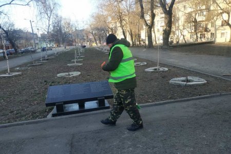 Коммунальщики очистили памятники и бюветы в Малиновском районе (фото)