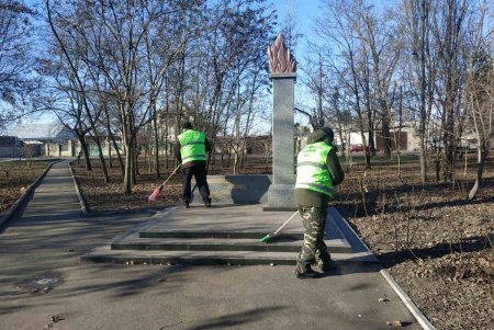 Коммунальщики очистили памятники и бюветы в Малиновском районе (фото)