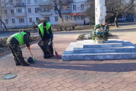 Коммунальщики очистили памятники и бюветы в Малиновском районе (фото)