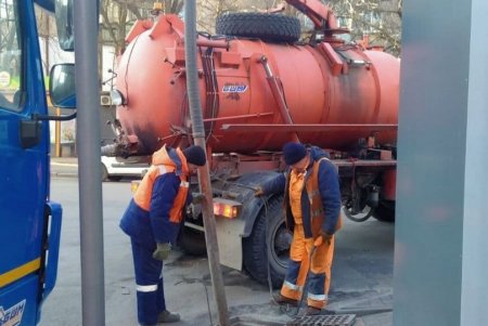 Коммунальщики продолжают прочищать ливневки на улицах города (фото)