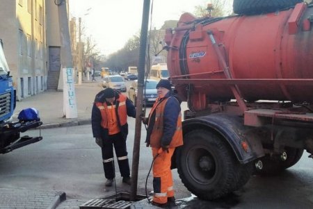 Коммунальщики продолжают прочищать ливневки на улицах города (фото)