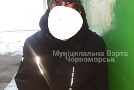 В Черноморске неизвестные выбили дверь квартиры, перевернули всю мебель и избили двоих мужчин (фото)