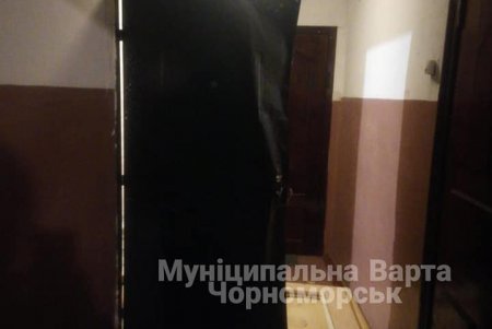 В Черноморске неизвестные выбили дверь квартиры, перевернули всю мебель и избили двоих мужчин (фото)