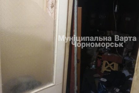 В Черноморске неизвестные выбили дверь квартиры, перевернули всю мебель и избили двоих мужчин (фото)