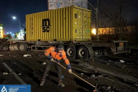 Дорожники поддерживают в рабочем состоянии транспортную сеть Одесского региона