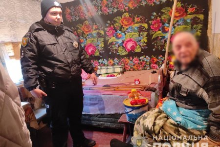 Полицейские региона при сложных погодных условиях помогают одиноким пенсионерам, людям с инвалидностью и многодетным семьям (фото)