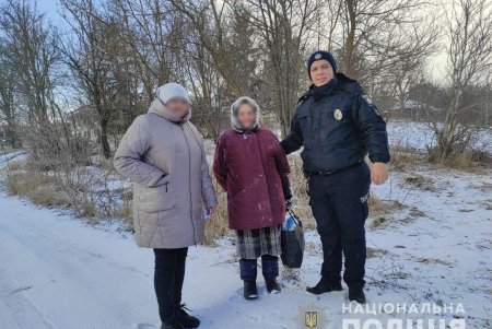 Полицейские региона при сложных погодных условиях помогают одиноким пенсионерам, людям с инвалидностью и многодетным семьям (фото)