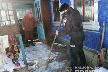 Полицейские региона при сложных погодных условиях помогают одиноким пенсионерам, людям с инвалидностью и многодетным семьям (фото)