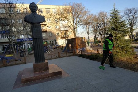 В Приморском районе коммунальщики привели в порядок памятники и бюветы (фото)