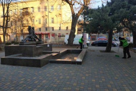 В Приморском районе коммунальщики привели в порядок памятники и бюветы (фото)