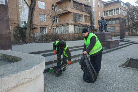 В Приморском районе коммунальщики привели в порядок памятники и бюветы (фото)