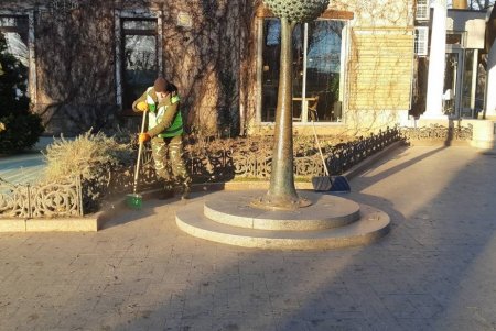 В Приморском районе коммунальщики привели в порядок памятники и бюветы (фото)