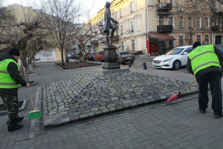 В Приморском районе коммунальщики привели в порядок памятники и бюветы (фото)
