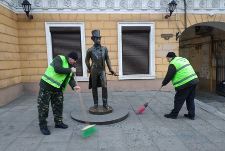 В Приморском районе коммунальщики привели в порядок памятники и бюветы (фото)