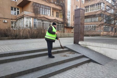 В Приморском районе коммунальщики привели в порядок памятники и бюветы (фото)