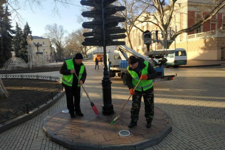 В Приморском районе коммунальщики привели в порядок памятники и бюветы (фото)
