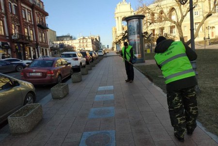 В Приморском районе коммунальщики привели в порядок памятники и бюветы (фото)