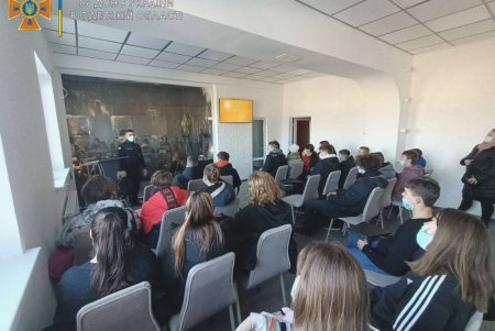 Спасатели провели второй урок в уникальном классе с «обгоревшей» комнатой за стеклом (фото)