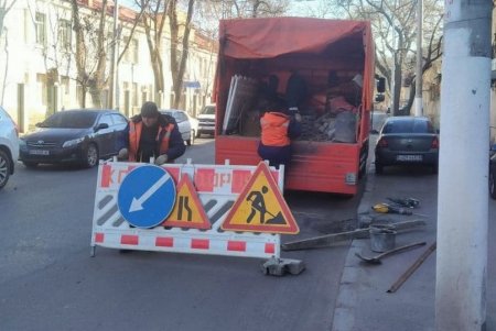 Специалисты приводят в порядок ливневки: водителей просят не мешать работе спецтехники (фото)