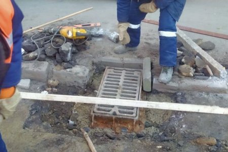 Специалисты приводят в порядок ливневки: водителей просят не мешать работе спецтехники (фото)