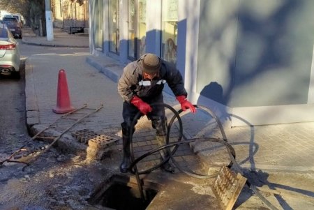Специалисты приводят в порядок ливневки: водителей просят не мешать работе спецтехники (фото)