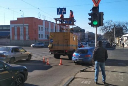 Коммунальщики установили более 500 дорожных знаках на оживленных перекрестках города (фото)