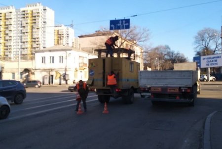 Коммунальщики установили более 500 дорожных знаках на оживленных перекрестках города (фото)