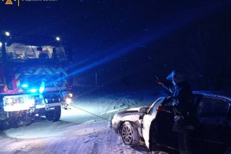 В Болградском районе спасатели вытащили из кювета три автомобиля (фото)