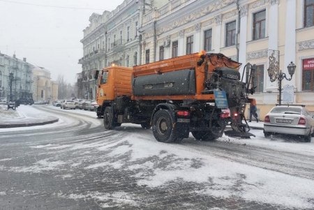Коммунальщики Одессы активно борются с последствиями непогоды (фото)