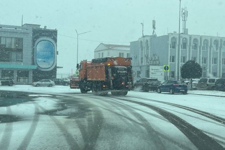 Коммунальщики Одессы активно борются с последствиями непогоды (фото)