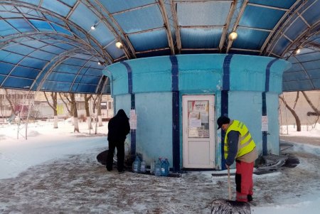 Сегодня территории бюветов коммунальщики очищают от снега и посыпают песчано-соляной смесью (фото)